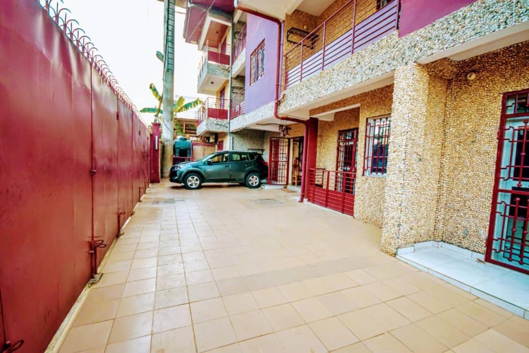 Stone House - Makepe, Douala Aparthotel Buitenkant foto