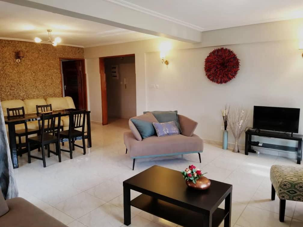 Stone House - Makepe, Douala Aparthotel Buitenkant foto